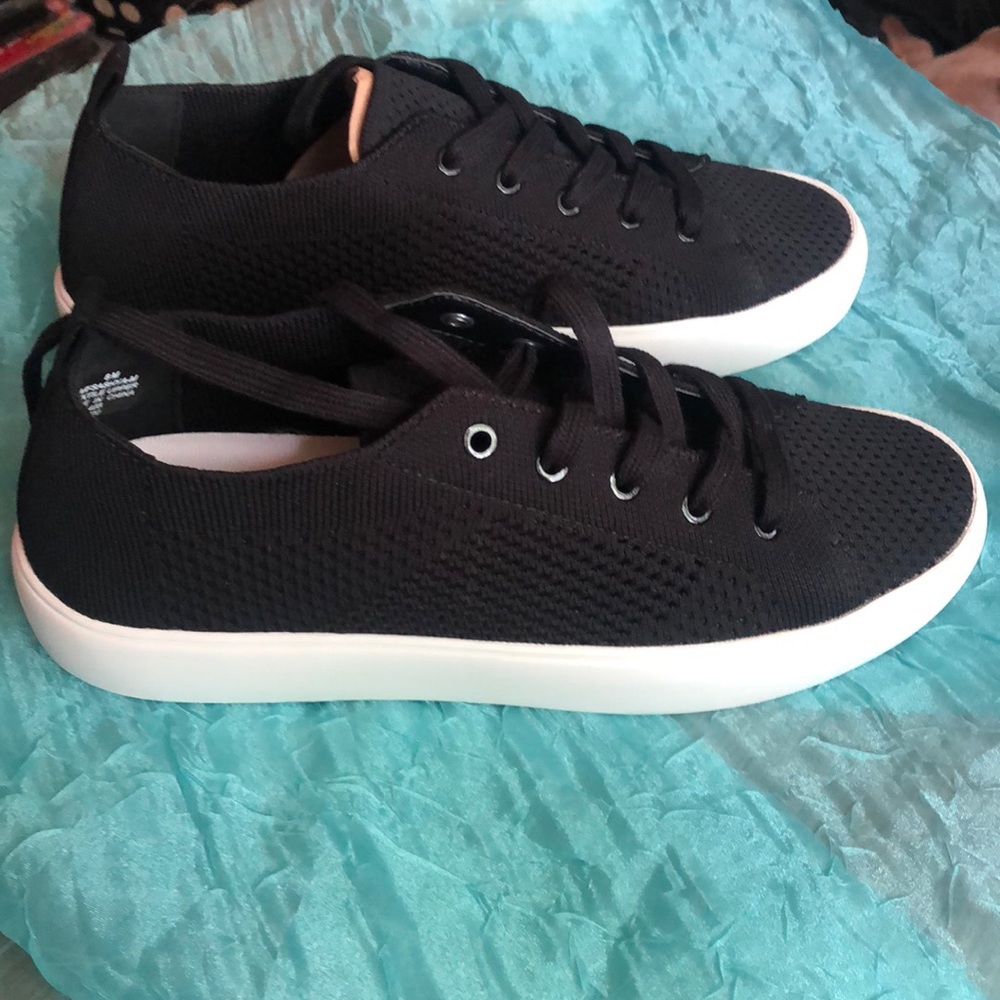 Marc Fisher sneaker NEW